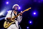 Nile Rodgers, medstifter af det succesfulde R&amp;B-band Chic, er en af de kunstnere, der nu går til kamp mod musikindustrien. Her spiller han med Chic på Smukfest 2015. Foto: Anders Rye Skjoldjensen