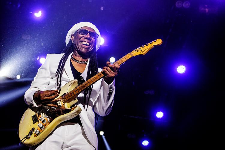 Nile Rodgers, medstifter af det succesfulde R&amp;B-band Chic, er en af de kunstnere, der nu går til kamp mod musikindustrien. Her spiller han med Chic på Smukfest 2015. Foto: Anders Rye Skjoldjensen
