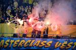 Pyroteknik, rotte kastet mod banen og banner med budskab rettet mod politiet: Ikke blot på banen var der gang i den under kampen mellem FCK og Brøndby 24. september. Begge klubber får bøder.  Foto: Jens Dresling