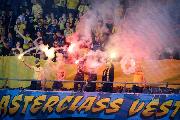 Pyroteknik, rotte kastet mod banen og banner med budskab rettet mod politiet: Ikke blot på banen var der gang i den under kampen mellem FCK og Brøndby 24. september. Begge klubber får bøder.  Foto: Jens Dresling