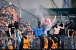 FCK kan nu se frem til en bøde, efter fans fik smuglet romerlys ind på stadion og antændte dem under kampen.  Foto: Jens Dresling