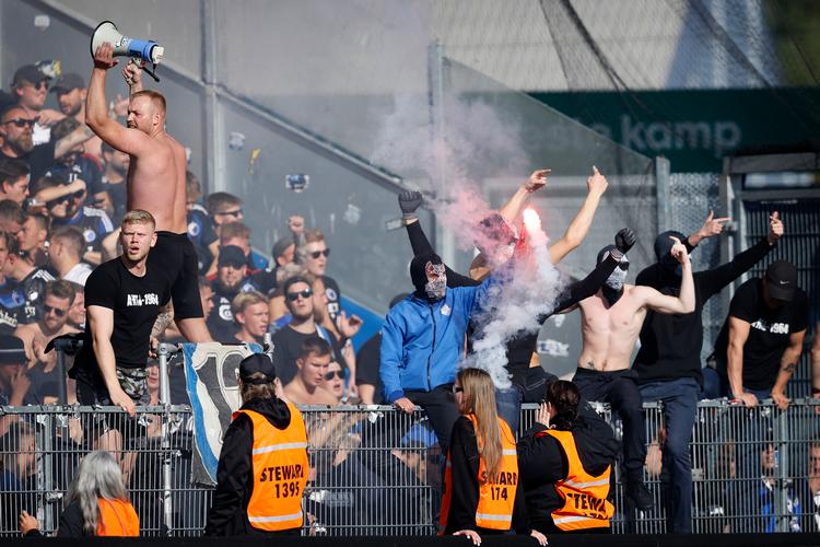 FCK kan nu se frem til en bøde, efter fans fik smuglet romerlys ind på stadion og antændte dem under kampen.  Foto: Jens Dresling