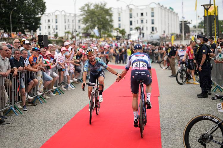 Mark Cavendish og Michael Mørkøv hilser på hinanden forud for fjerde etape af Tour de France tidligere i år.  Foto: Thibault Camus/Ritzau Scanpix