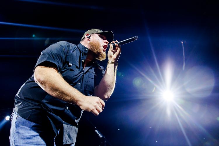 Alle sang med, da den amerikanske countrysensation Luke Combs gav koncert i Royal Arena onsdag aften.   Foto: Per Lange/Per Lange