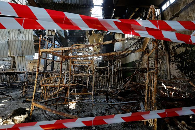 Sådan så fængselsbarakken ud efter eksplosionen, der kostede mindst 50 ukrainske krigsfanger livet. Eksplosionen skyldtes russisk beskydning, vurderer FN nu. Foto: Alexander Ermochenko/Ritzau Scanpix