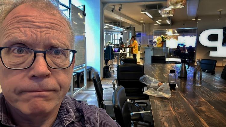 I ensom majestæt i Politikens centrale mødelokale - ventende på de andre, mens madpakken fortæres.   Foto: Per Munch