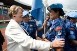 Ellen Margrethe Løj takker en indisk politikvinde ved en ceremoni i Monrovia tilbage i november 2008. Omkring 120 politikvinder var dengang på en fredsbevarende mission i Liberias hovedstad.
 Foto: Christopher Herwig/Ritzau Scanpix