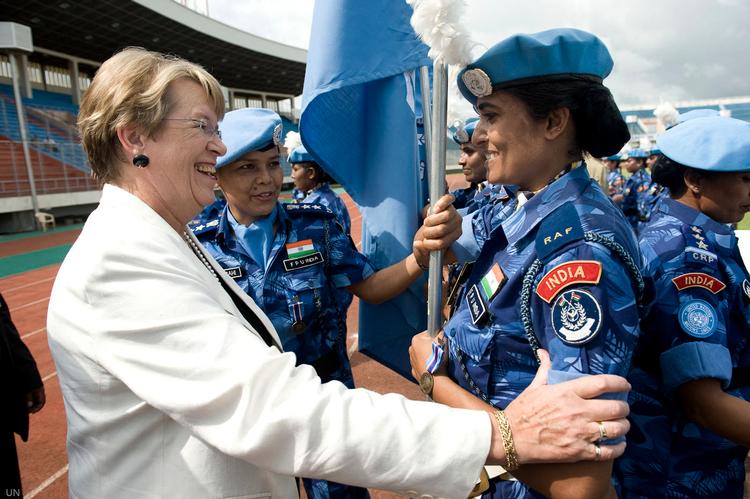 Ellen Margrethe Løj takker en indisk politikvinde ved en ceremoni i Monrovia tilbage i november 2008. Omkring 120 politikvinder var dengang på en fredsbevarende mission i Liberias hovedstad.
 Foto: Christopher Herwig/Ritzau Scanpix
