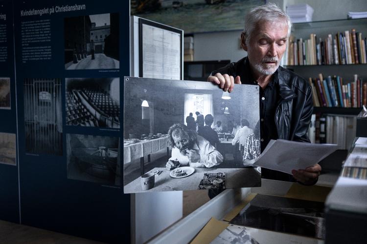 De lokalhistoriske arkiver i København er primært drevet af frivillige. En af dem er pensionist Anders Bjørn, der her viser rundt på Christianshavns Lokalhistoriske Arkiv i Amager Byports gamle vagthus   Foto: Emil Bay