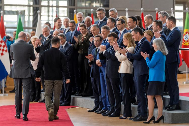 Den ukrainske præsident, Volodymyr Zelenskyj, blev modtaget af EU-kredsen med klapsalver, da han deltog i EU-topmødet 9. februar 2023.  Krigen i Ukraine har skubbet på EU's udvidelseslyst.  Foto: Daina Le Lardic/eu 2023/Ritzau Scanpix
