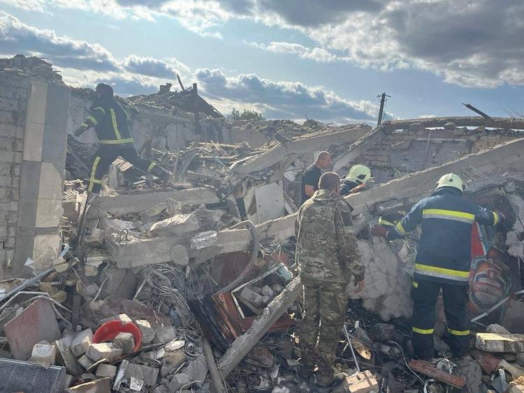 Flere bygninger blev jævnet med jorden i angrebet mod landsbyen Hroza i det nordøstlige Ukraine. Foto: Ukrainian Presidential Press Ser/Ritzau Scanpix