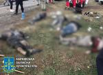 300 indbyggere var samlet til en mindehøjtidelighed, da et russisk angreb førte til, at mindst 51 personer mistede livet i landsbyen Hroza nær Kharkiv. Billedet her er sendt til de internationale billedbureaer af anklagemyndigheden i Kharkiv, som også har sløret identiteten af de mange lig. Foto: Handout/Ritzau Scanpix