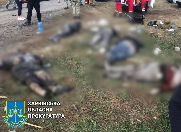 300 indbyggere var samlet til en mindehøjtidelighed, da et russisk angreb førte til, at mindst 51 personer mistede livet i landsbyen Hroza nær Kharkiv. Billedet her er sendt til de internationale billedbureaer af anklagemyndigheden i Kharkiv, som også har sløret identiteten af de mange lig. Foto: Handout/Ritzau Scanpix