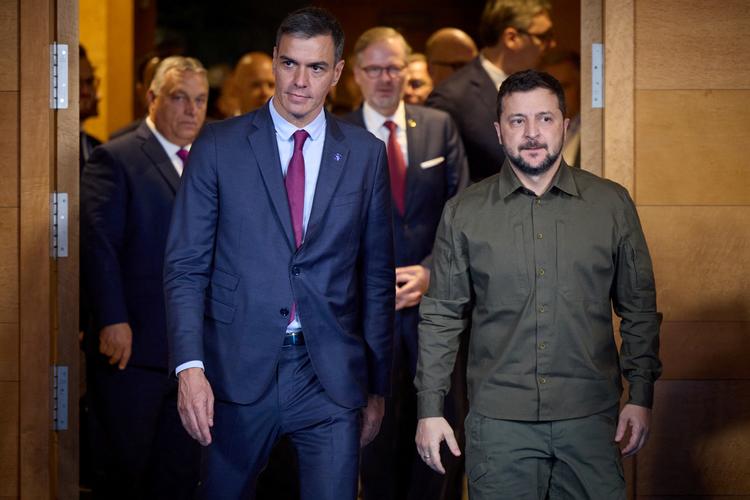 Ukraines præsident Zelenskyj sammen med den spanske statsminister Sanchez, der er EU-formand i øjeblikket, da mere end 40 ledere fra både EU- og ikke-EU-lande mødtes torsdag i European Political Community. Foto: Ukrainian Presidential Press Ser/Ritzau Scanpix