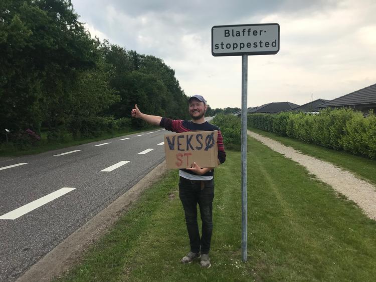 Carsten Theede testblaffer et af fire nye blafferstoppesteder i landsbyen Gundsømagle ved Roskilde. Han fik lift efter to minutter. Foto: Palle Gram