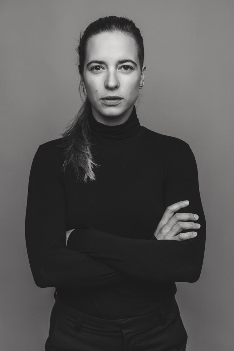 Inga Strümke forskede i partikelfysik, da hun programmerede en kunstig intelligens, der forstod ting bedre end hende selv. Det udløste en blanding af fascination og skræk, der har gjort hende til en af Norges førende forskere i kunstig intelligens.  foto: Mona Hauglid  Foto: Mona Hauglid