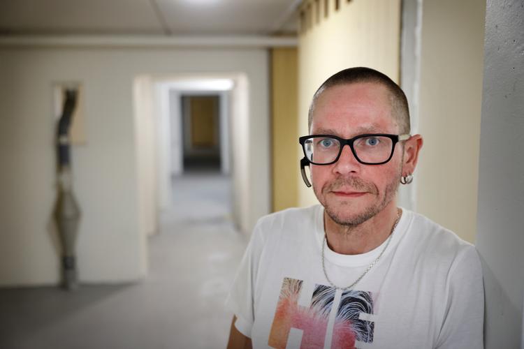 Skadedyrsbekæmper Morten Nielsen mener, at han kan noget særligt med rotter. Hans bedste råd, hvis man har fået rotter ind i en ejendom, er at forsøge at skifte maden i fælderne ofte. Men det afgørende er at finde frem til, hvor de kommer fra. Foto: Jens Dresling