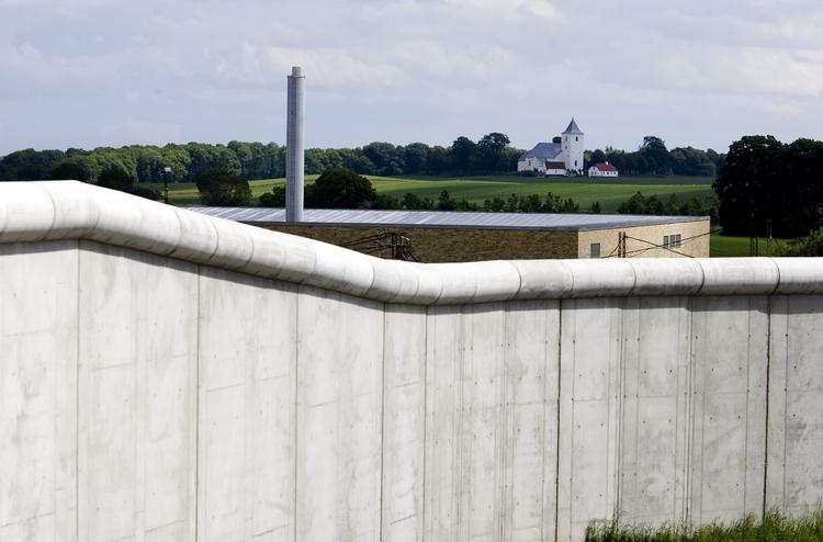 Bag murene ind til statsfængslet Enner Mark Fængsel ved Horsens blev en indsat i observationscelle sprøjtet i ansigtet med peberspray af to betjente. Det var en overdreven magtanvendelse, har Den Europæiske Menneskerettighedsdomstol afgjort. Manden er tildelt erstatning på i alt 20.000 euro svarende til cirka 150.000 kroner.  Foto: Lars Skaaning