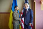 Præsident Volodymyr Zelenskyj med USA's præsident Joe Biden.  Presidential Office of Ukraine/picture-alliance/dpa/AP Images   Foto: Presidential Office of Ukraine/Ritzau Scanpix