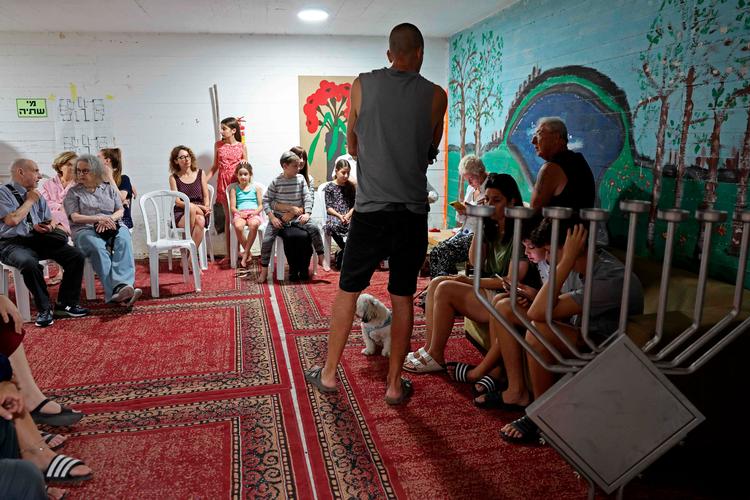 Israelere har taget skjul i kælderen under missilangrebet.  Foto: Jack Guez/Ritzau Scanpix