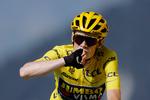 Jonas Vingegaard da han passerede målstregen på 17. etape af Tour de France i år - den, hvor han tog næsten seks minutter til sin rival Tadej Pogacar. Foto: Stephane Mahe/Ritzau Scanpix