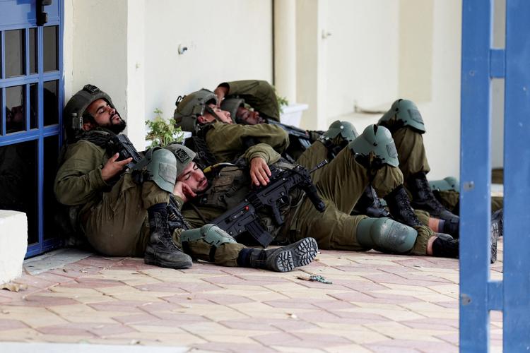 israelske soldater hviler sig i den sydisraelske by Sderot.  Foto: Ronen Zvulun/Ritzau Scanpix