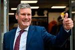 Labour-leder Keir Starmer har medvind blandt vælgerne. Strategien er, at Labour skal byde sig til som et risikofrit alternativ for de mange frafaldne konservative.  Foto: Justin Tallis/Ritzau Scanpix