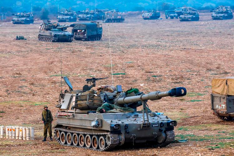 Israelsk militær ved grænsen til Libanon, hvorfra den iranskstøttede Hizbollah-milits allerede har sendt de første raketter og morterer ind mod det nordlige Israel. Frygten i Israel er, at Gaza-konflikten breder sig. Foto: Jalaa Marey/Ritzau Scanpix