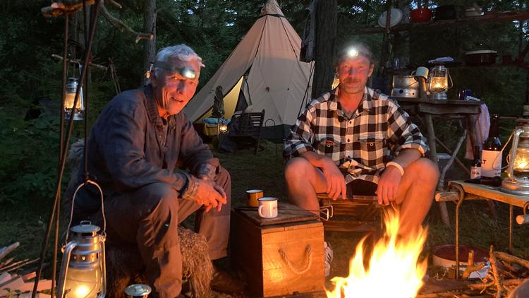 Man skulle være et skarn, hvis man ikke havde lyst til at sidde med ved bålet her og småpludre og hyggegrine. Foto: Jens Skov