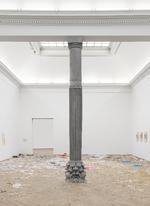 Det hele er dog ikke skidt, og på plussiden finder man Maryam Jafris genskabelse af en af de søjler, som tidligere stod midt i Charlottenborgs centrale sal, dog nu vendt på hovedet. Foto: David Stjernholm