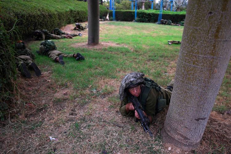 Israelske soldater søger dækning i Sderot, hvor nogle af de hårdeste kampe har fundet sted. Foto: Menahem Kahana/Ritzau Scanpix