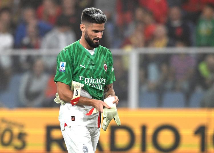Målmanden fik rødt kort, og alle udskiftninger var brugt. Derfor måtte den erfarne AC Milan-angriber træde til og vogte målet i en kamp lørdag aften  Foto: Daniele Mascolo/Ritzau Scanpix
