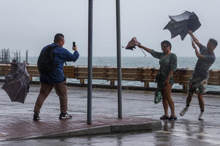 Nogle beboere i Hongkong tog ud for at se tyfonen på nært hold. Foto: Tyrone Siu/Ritzau Scanpix