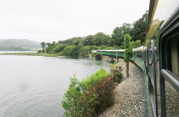 Costa Verde Express kører på smalsporsbanen langs den spanske nordkyst.  Foto: Judith Betak