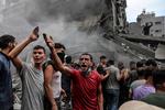 Palæstinsensere i Gaza søger efter overlevende efter et israelsk luftangreb mod Jabalia-flygtningelejren. Foto: Mohammed Abed/Ritzau Scanpix