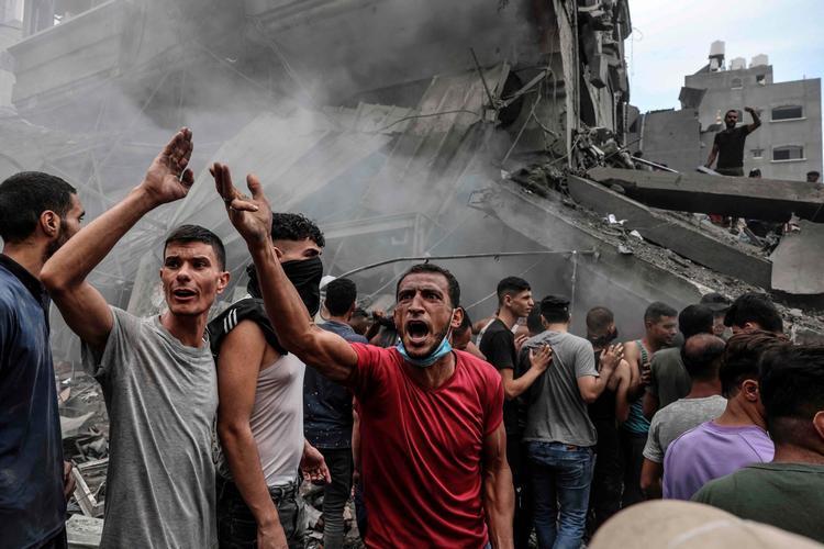 Palæstinsensere i Gaza søger efter overlevende efter et israelsk luftangreb mod Jabalia-flygtningelejren. Foto: Mohammed Abed/Ritzau Scanpix