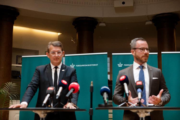 Ministeroverdragelse 21. august mellem Jakob Ellemann-Jensen (V), som blev økonomiminister og Troels Lund Poulsen (V), der overtog  posten som forsvarsminister.   Foto: Thomas Borberg