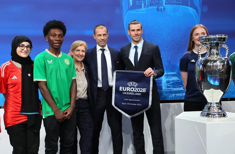 Uefa-præsident Aleksander Ceferin og walisiske Gareth Bale på scenen, da det kom frem, at EM i fodbold skal afholdes i Storbritannien og Irland i 2028.  Foto: Denis Balibouse/Ritzau Scanpix