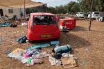 På den forladte festivalplads i Negev-ørkenen, hvor omkring 270 mennesker i weekenden blev dræbt, ligger tasker, tæpper og andre ting, som deltagerne efterlod, da de måtte flygte.  Foto: Jack Guez/Ritzau Scanpix