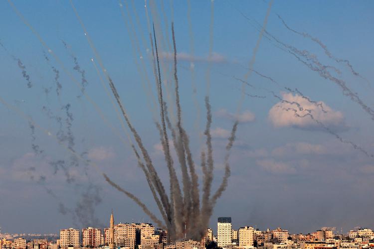 Raketter blev tirsdag affyret fra Gaza mod Israel. Foto: Mahmud Hams/Ritzau Scanpix