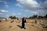 Et par giver hinanden et krus i forbindelse med begravelsen af kvinden Eden Guez, som blev dræbt, da hun deltog i en festival, som blev angrebet af Hamas. Foto: Violeta Santos Moura/Ritzau Scanpix