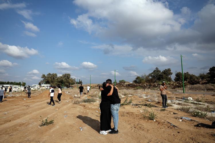 Et par giver hinanden et krus i forbindelse med begravelsen af kvinden Eden Guez, som blev dræbt, da hun deltog i en festival, som blev angrebet af Hamas. Foto: Violeta Santos Moura/Ritzau Scanpix