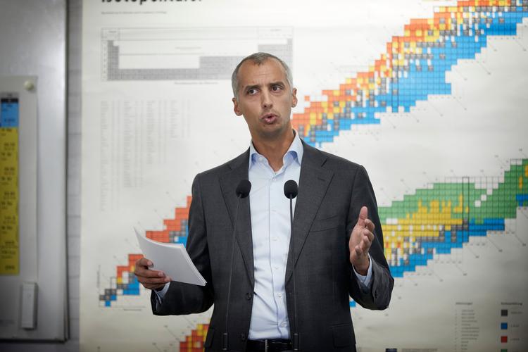 Børne- og undervisningsminister Mattias Tesfaye (S) fremlagde regeringens forslag til fremtidens folkeskole på et pressemøde i fysiklokalet på Mosede Skole i Greve. Foto: Jens Dresling