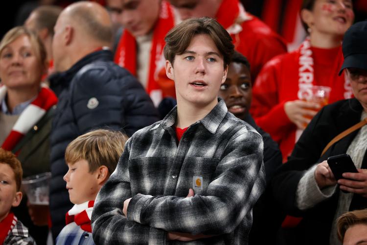 Prins Christian er glad for at se fodbold. Her er han til landskamp i Parken mod Frankrig sidste år. Foto: Jens Dresling
