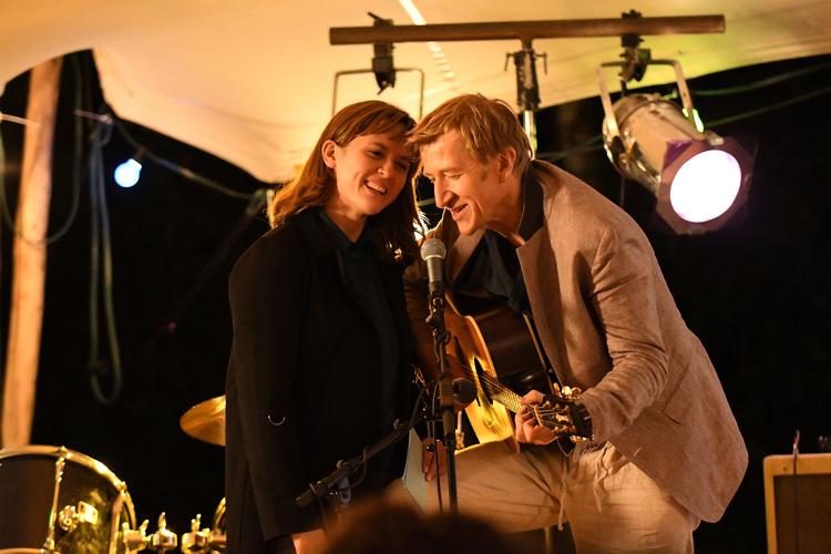 Emily Cox og Jens Albinus er datter og far i '37 sekunder', inden datteren opdager, at faren og bedsteveninden har et seksuelt forhold. Foto: DR