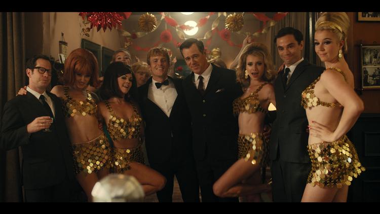 'Mad Men' i Kalundborg: Axel Byvang beværter amerikanske gæster med alle til rådighed stående midler på Grand Hotel, som DR's håndværkere har brugt meget tid på at give den rette provinshotel-patina. Knirke Madelung opfordrede skuespillerne til at holde fest i dekorationen, så den kunne få lidt ekstra pletter. Foto: Foto: Tine Harden/DR