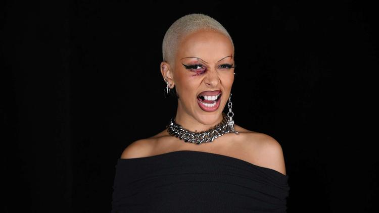 Doja Cat viser tænder på sit nye album, sangerinden og rapperen er tidens selvudnævnte skurk, men det klæder på forunderlig vis hendes nye krydrede album 'Scarlet'. Foto: Anthony Ghnassia