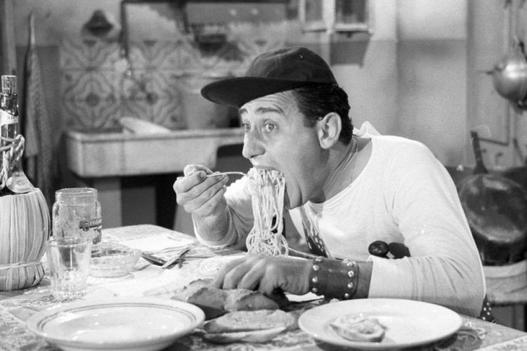 Pasta, pasta, pasta. Den ikoniske scene fra filmen 'An American in Rome' fra 1954. Screenshot fra filmen 'An American in Rome' 