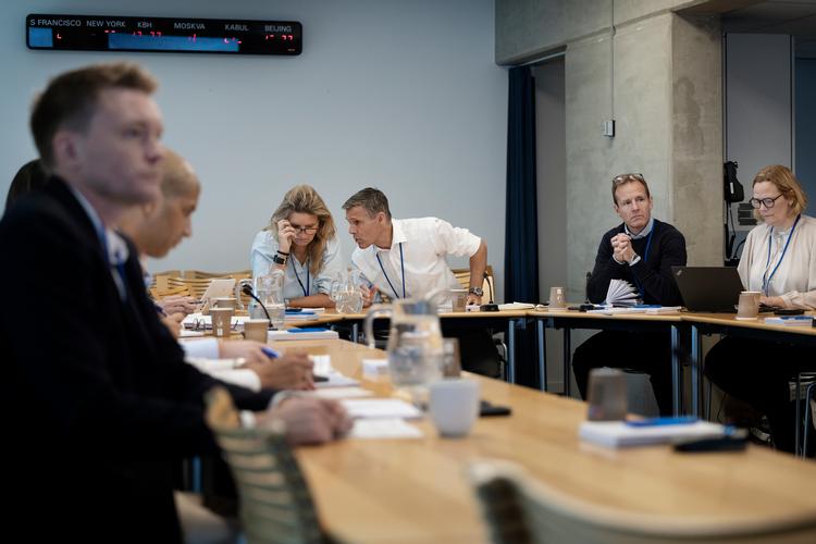 I disse dage mødes et kriseberedskab hver formiddag og får opdateringer fra ambassaderne i Tel Aviv og Ramallah. For bordenden sidder direktør for organisation og borgerservice i Udenrigsministeriet, Steen Hommel (th) og kontorchef for MENA (Mellemøsten og Nordafrika), Louise Auken Wagner (tv). Foto: Thomas Borberg