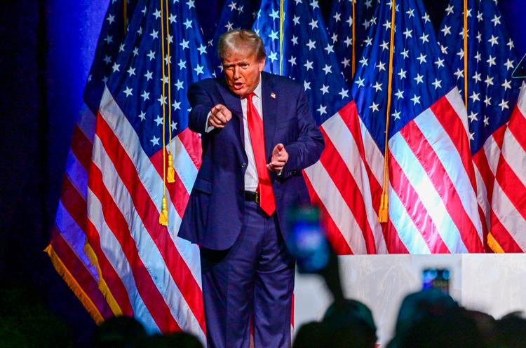 Selv om flere retssager venter ude i horisonten, er der stadig en valgkampagne, der skal passes. Her er Donald Trump til en kampagneevent i West Palm Beach, Florida torsdag. Foto: Giorgio Viera/Ritzau Scanpix